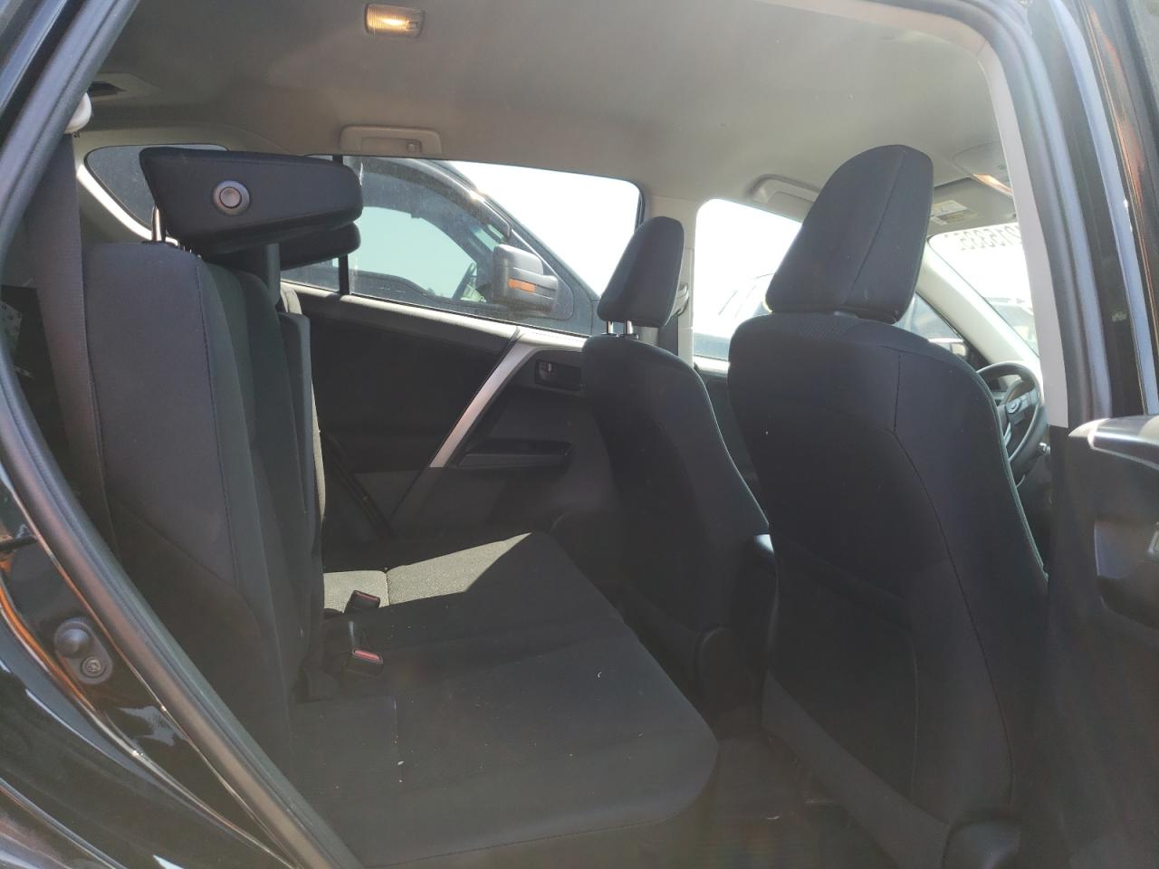Photo 6 from auction – 2018 TOYOTA RAV4 LE with VIN 2T3BFREV3JW731390