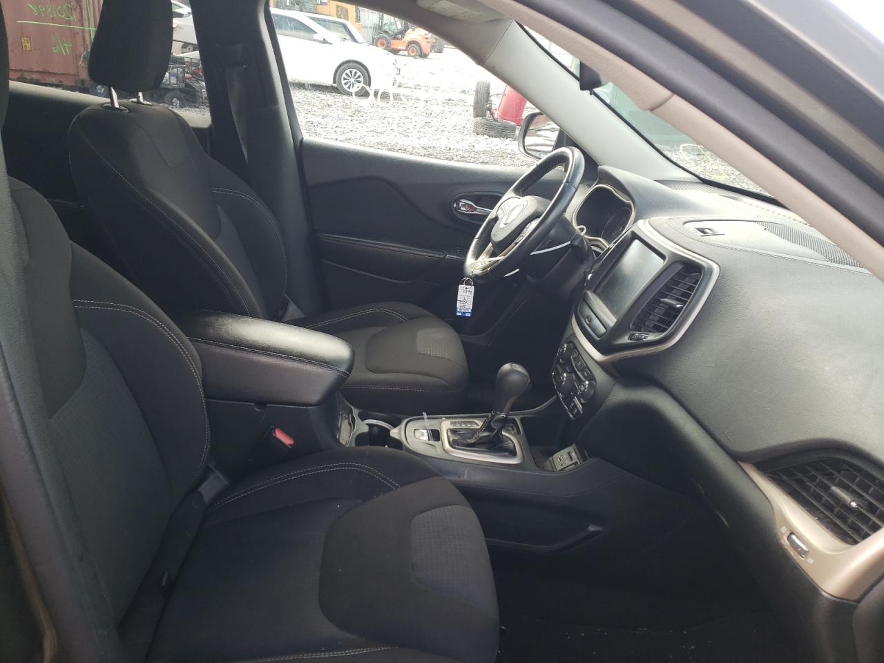 Photo 5 from auction – 2015 JEEP CHEROKEE L with VIN 1C4PJLCB5FW579745