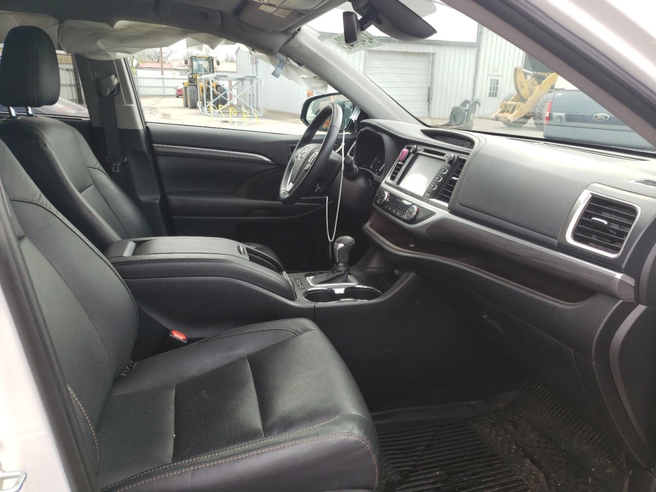 Photo 5 from auction – 2019 TOYOTA HIGHLANDER with VIN 5TDDGRFH4KS075993