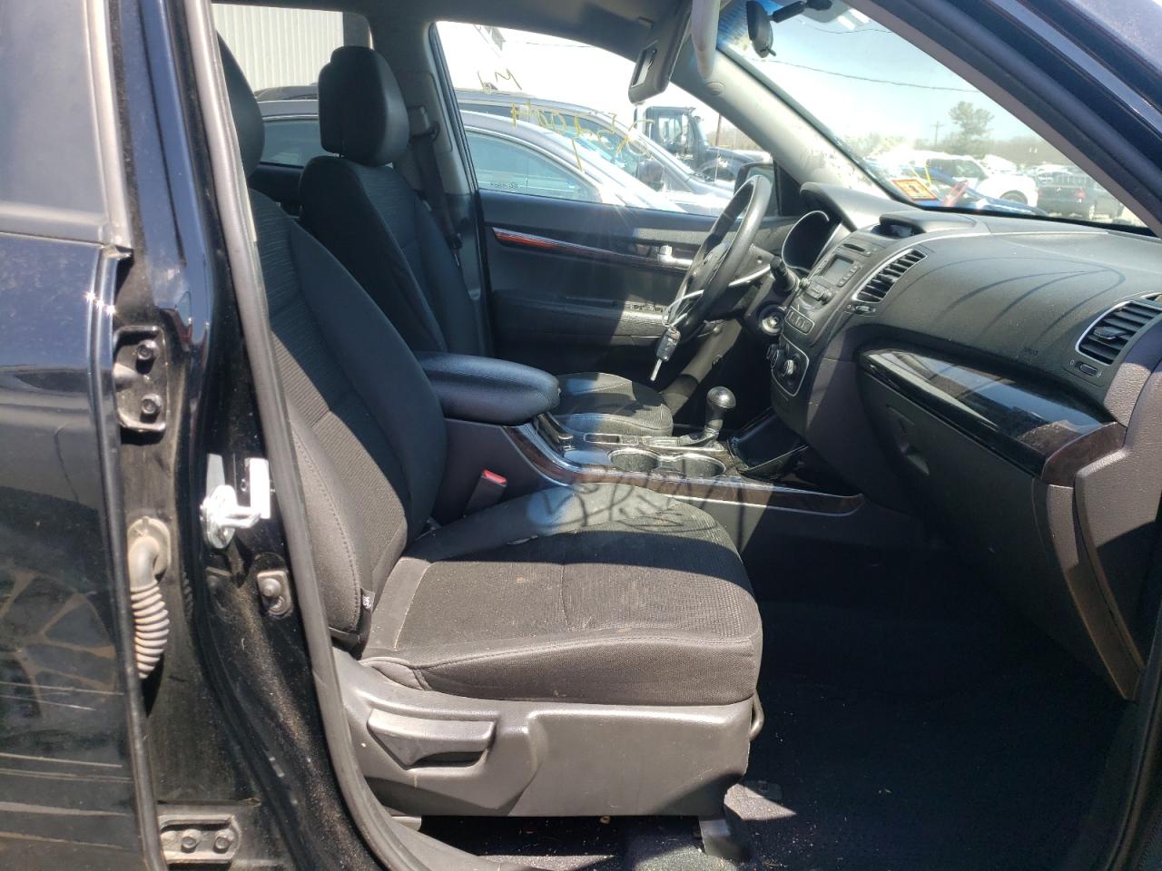 Photo 5 from auction – 2014 KIA SORENTO LX with VIN 5XYKTCA62EG509285