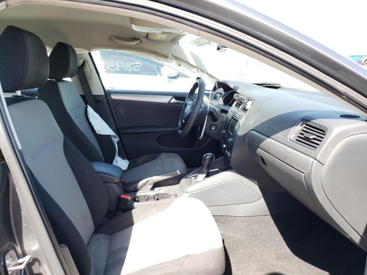 Photo 5 from auction – 2017 VOLKSWAGEN JETTA S with VIN 3VW2B7AJ5HM239925