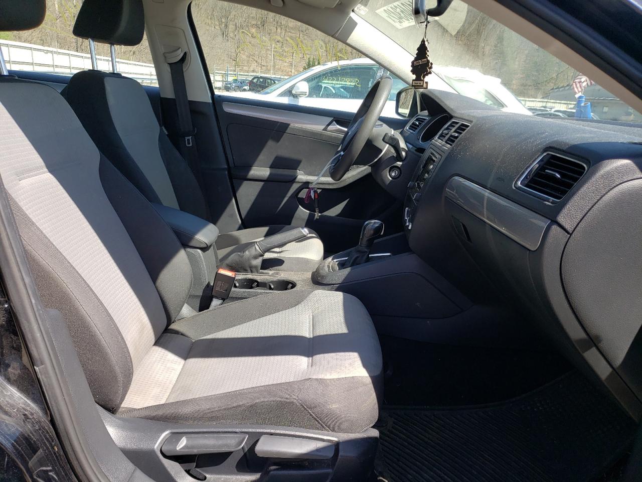 Photo 5 from auction – 2017 VOLKSWAGEN JETTA S with VIN 3VW2B7AJXHM277103