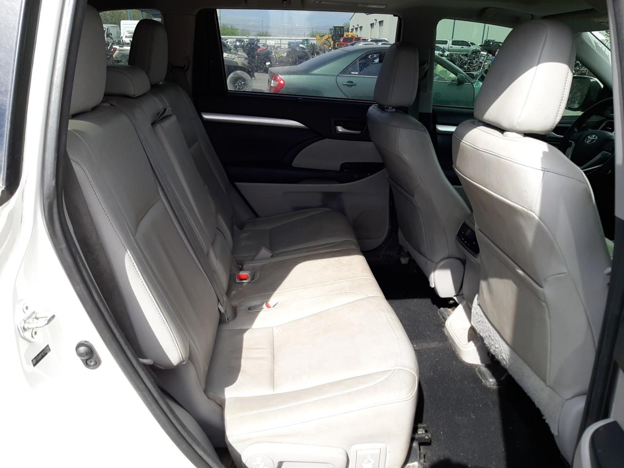 Photo 6 from auction – 2014 TOYOTA HIGHLANDER with VIN 5TDJKRFH5ES023181