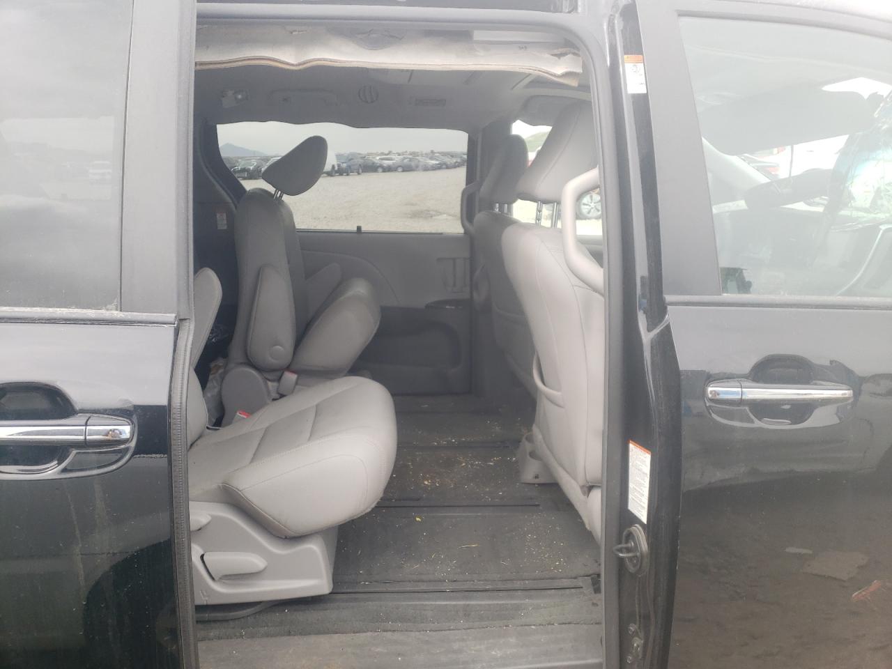 Photo 6 from auction – 2017 TOYOTA SIENNA XLE with VIN 5TDDZ3DC3HS158516