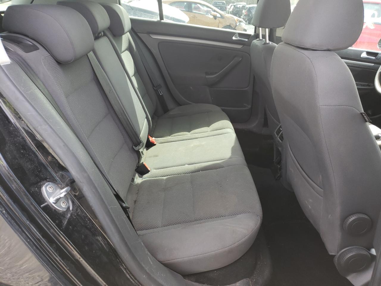 Photo 6 from auction – 2007 VOLKSWAGEN RABBIT with VIN WVWCR71K97W080935