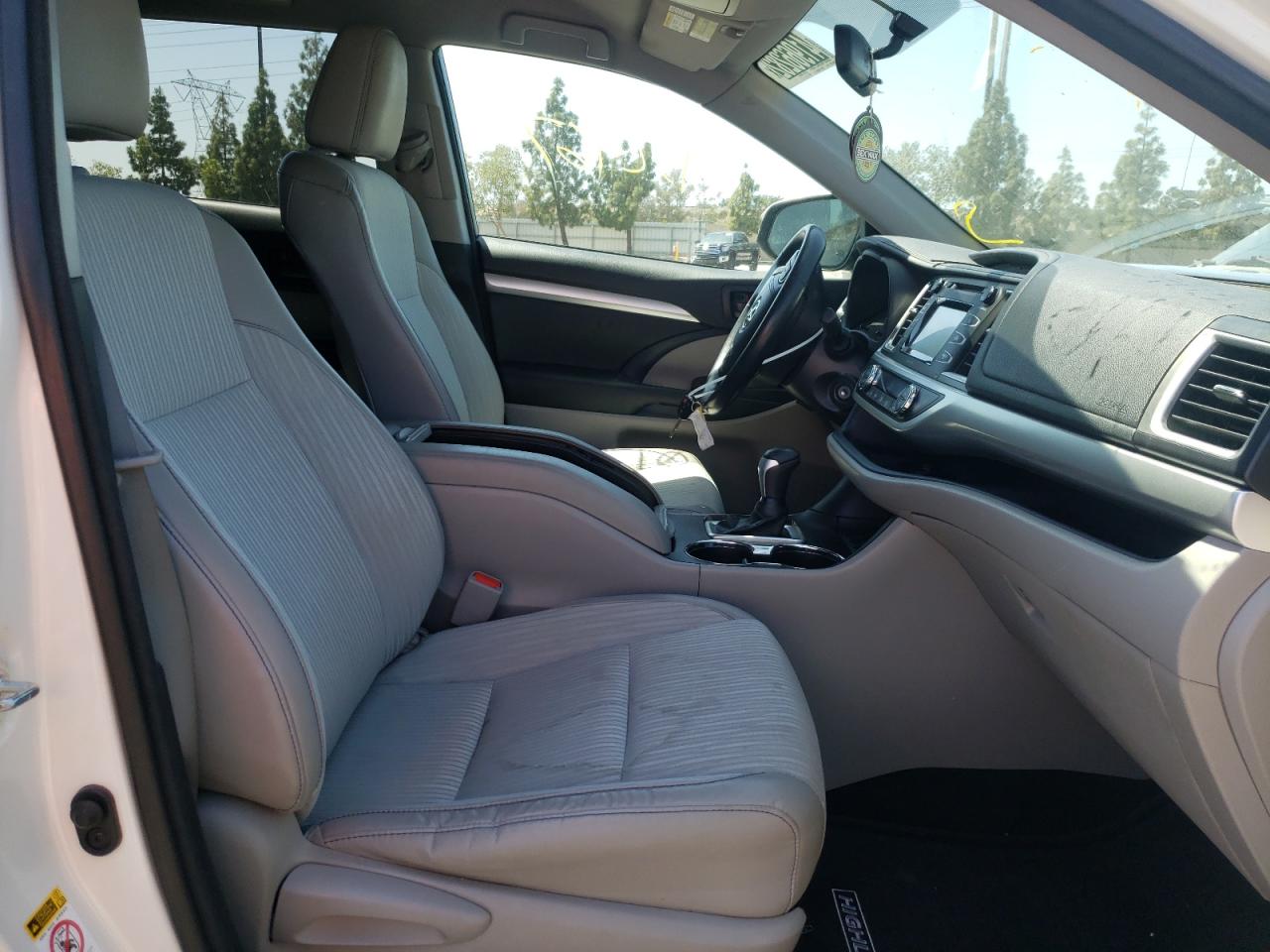 Photo 5 from auction – 2015 TOYOTA HIGHLANDER with VIN 5TDZKRFH0FS080764
