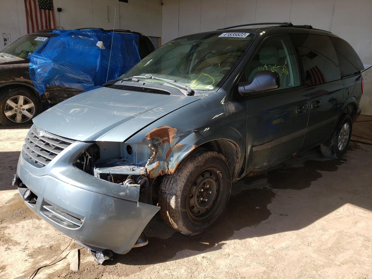 Photo 2 from auction – 2006 CHRYSLER TOWN & COU with VIN 1A4GP45R06B757948