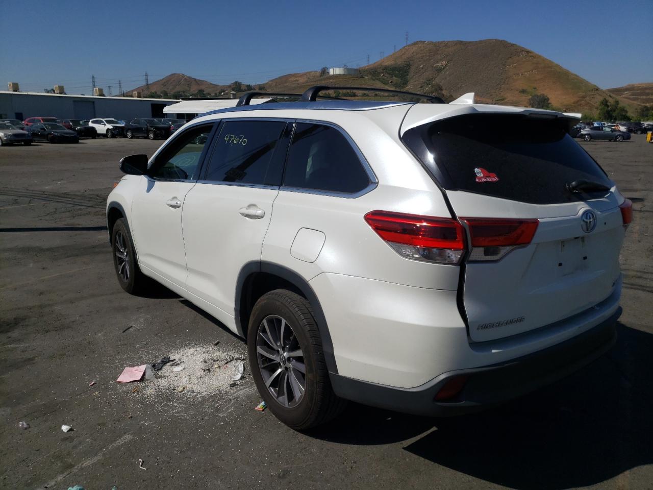 Photo 3 from auction – 2017 TOYOTA HIGHLANDER with VIN 5TDKZRFH6HS515769