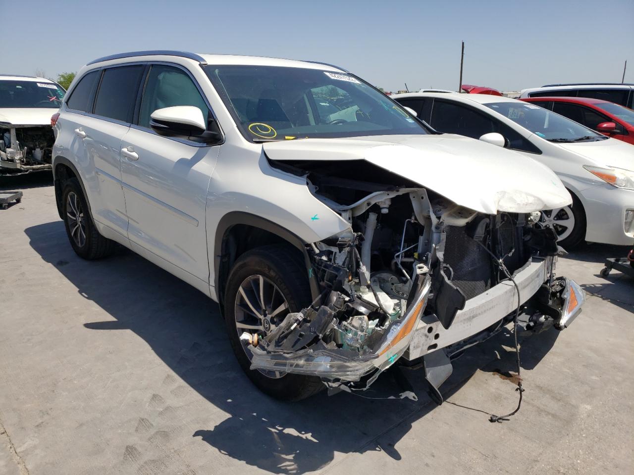 TOYOTA HIGHLANDER 2018 with VIN 5TDKZRFH3JS529344 - Photo from auction