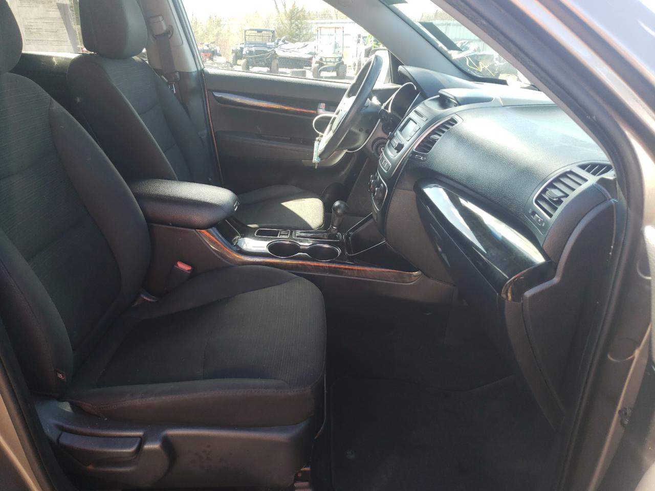 Photo 5 from auction – 2015 KIA SORENTO LX with VIN 5XYKTDA70FG611197