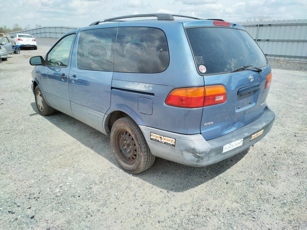 Photo 3 from auction – 1998 TOYOTA SIENNA LE with VIN 4T3ZF13C2WU078429