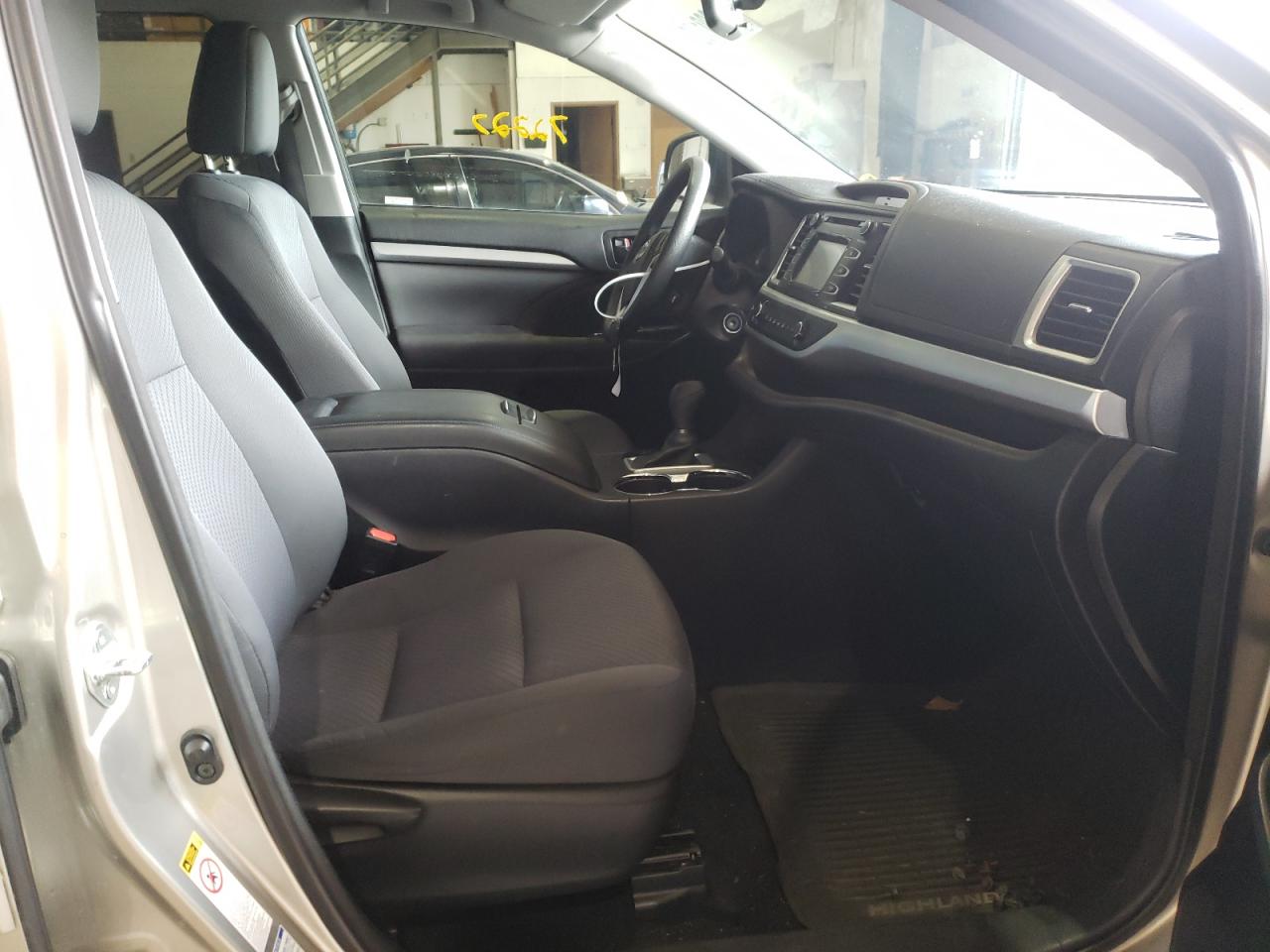 Photo 5 from auction – 2014 TOYOTA HIGHLANDER with VIN 5TDBKRFH7ES033618