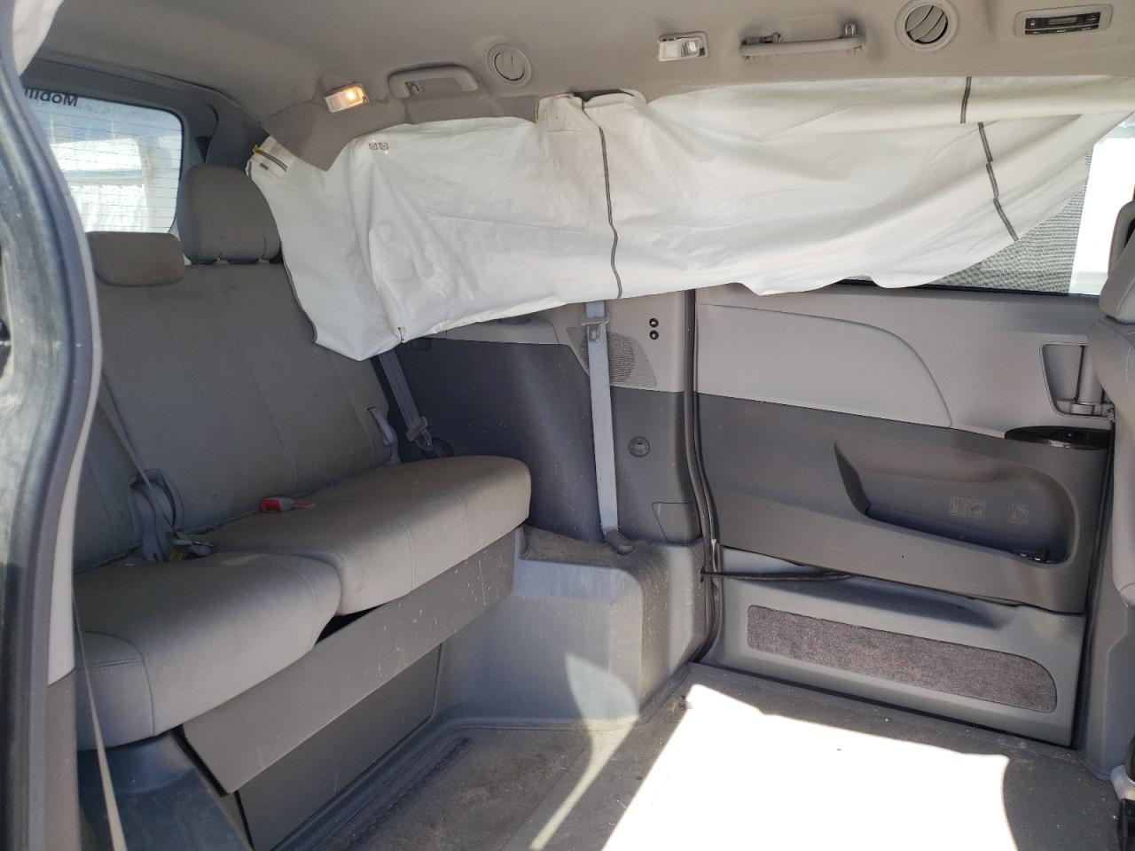 Photo 6 from auction – 2017 TOYOTA SIENNA XLE with VIN 5TDYZ3DC2HS773978