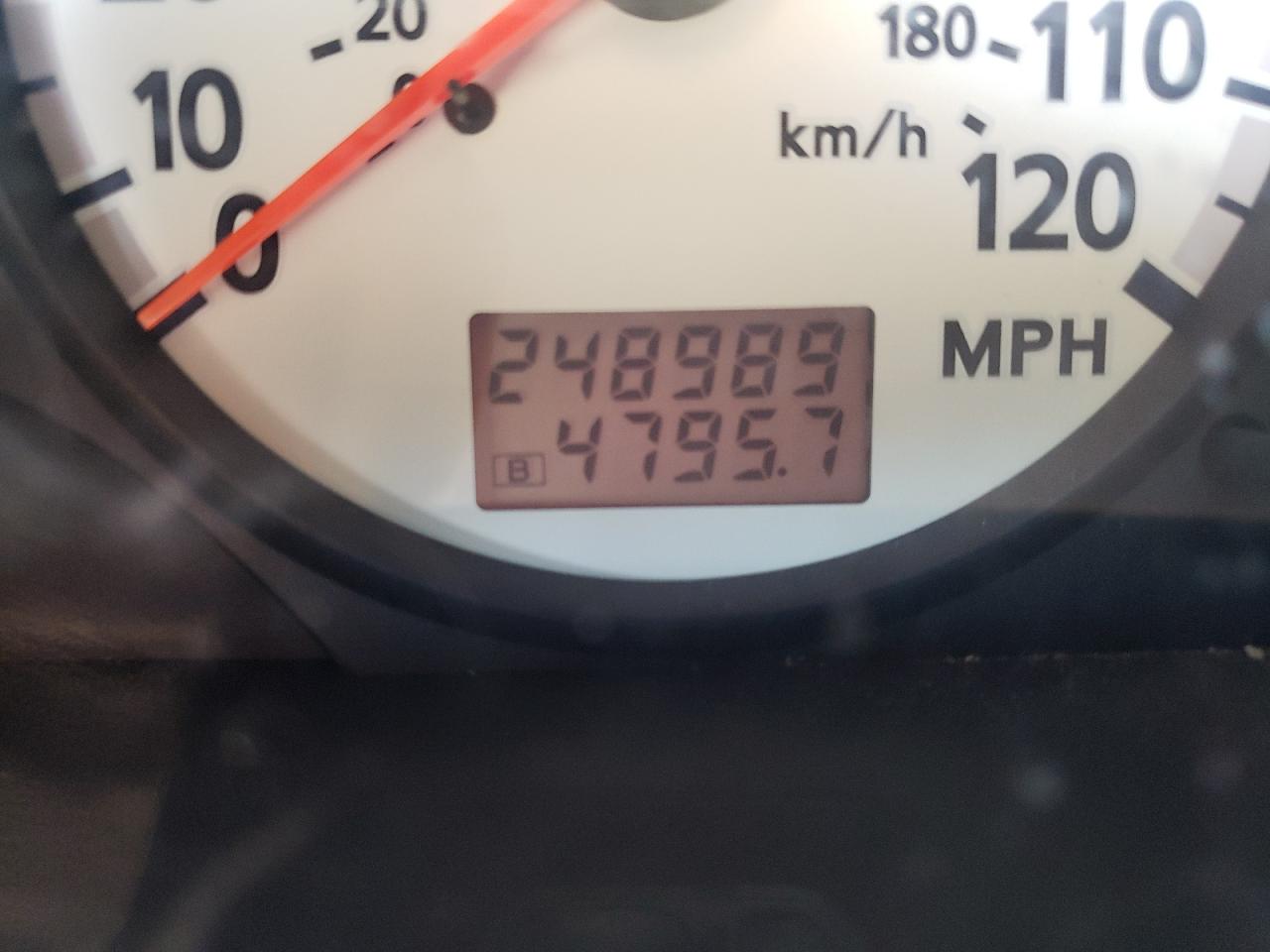 Photo 8 from auction – 2001 NISSAN PATHFINDER with VIN JN8DR09X51W561773