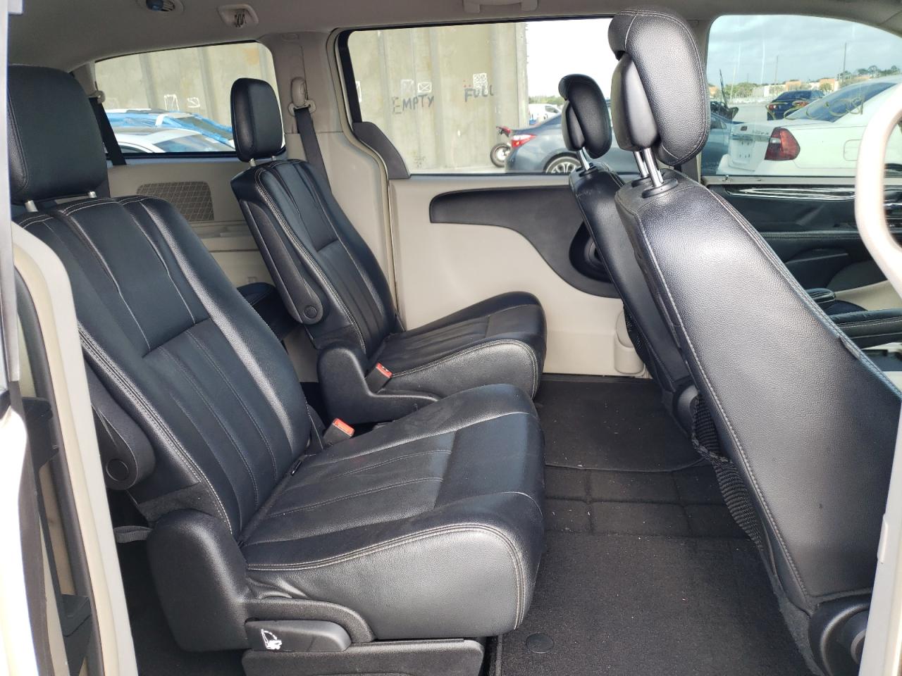 Photo 6 from auction – 2016 CHRYSLER TOWN & COU with VIN 2C4RC1BG1GR165215