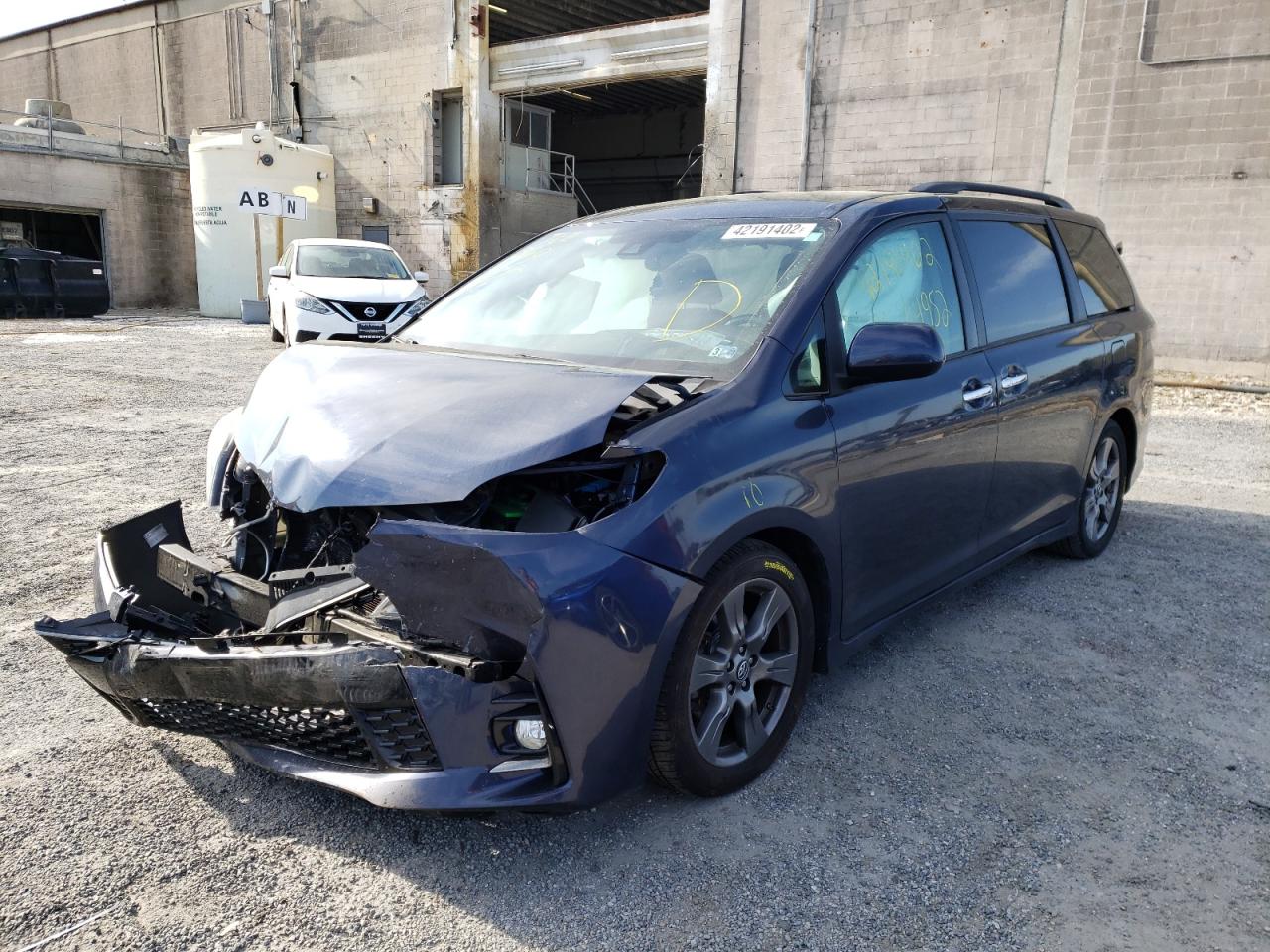 Photo 2 from auction – 2018 TOYOTA SIENNA SE with VIN 5TDXZ3DC9JS910271