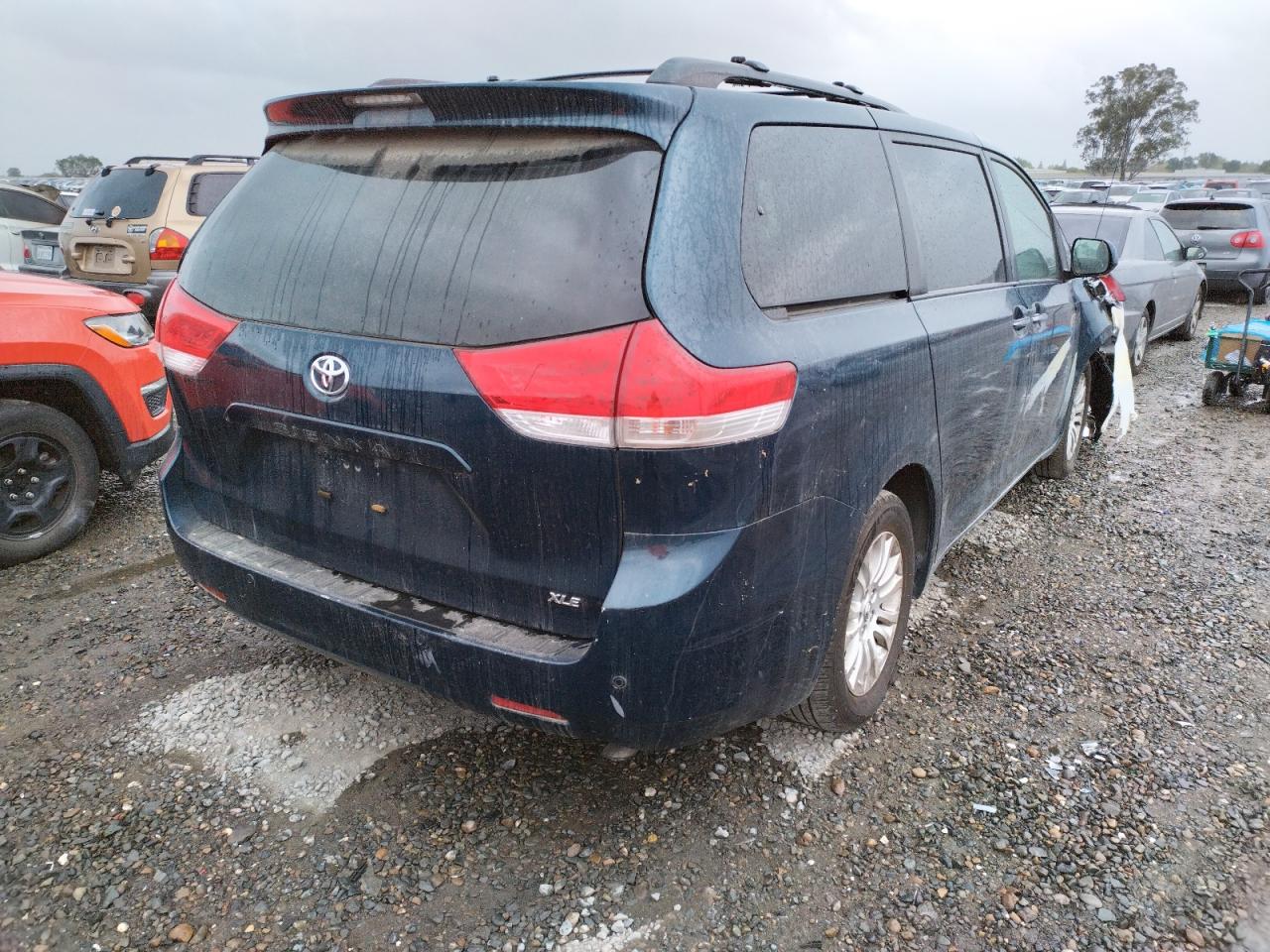 Photo 4 from auction – 2012 TOYOTA SIENNA XLE with VIN 5TDYK3DC1CS274621