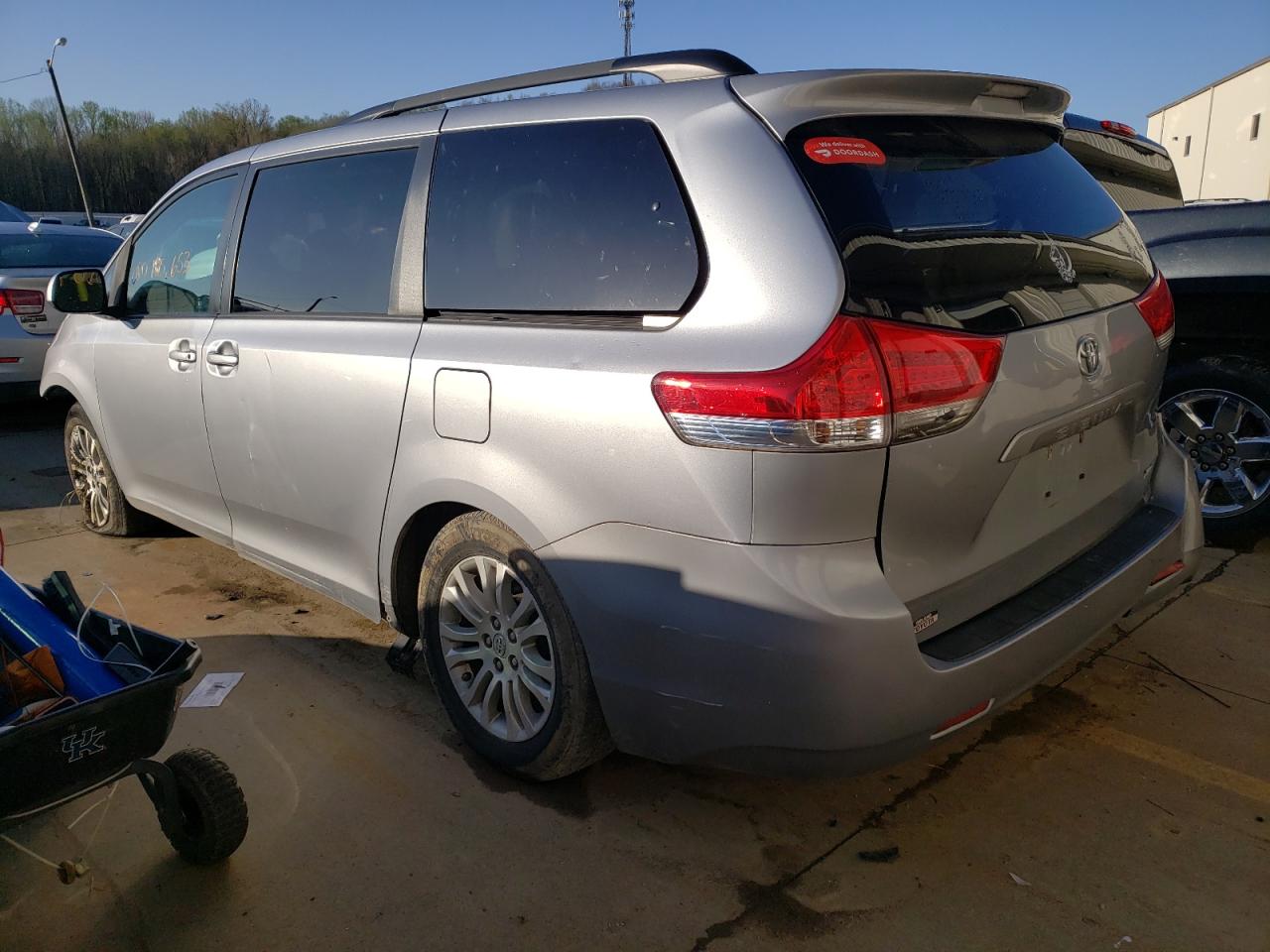 Photo 3 from auction – 2013 TOYOTA SIENNA XLE with VIN 5TDYK3DC0DS370175