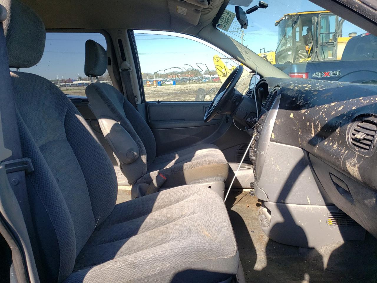 Photo 5 from auction – 2005 CHRYSLER TOWN & COU with VIN 2C8GP54L45R378197