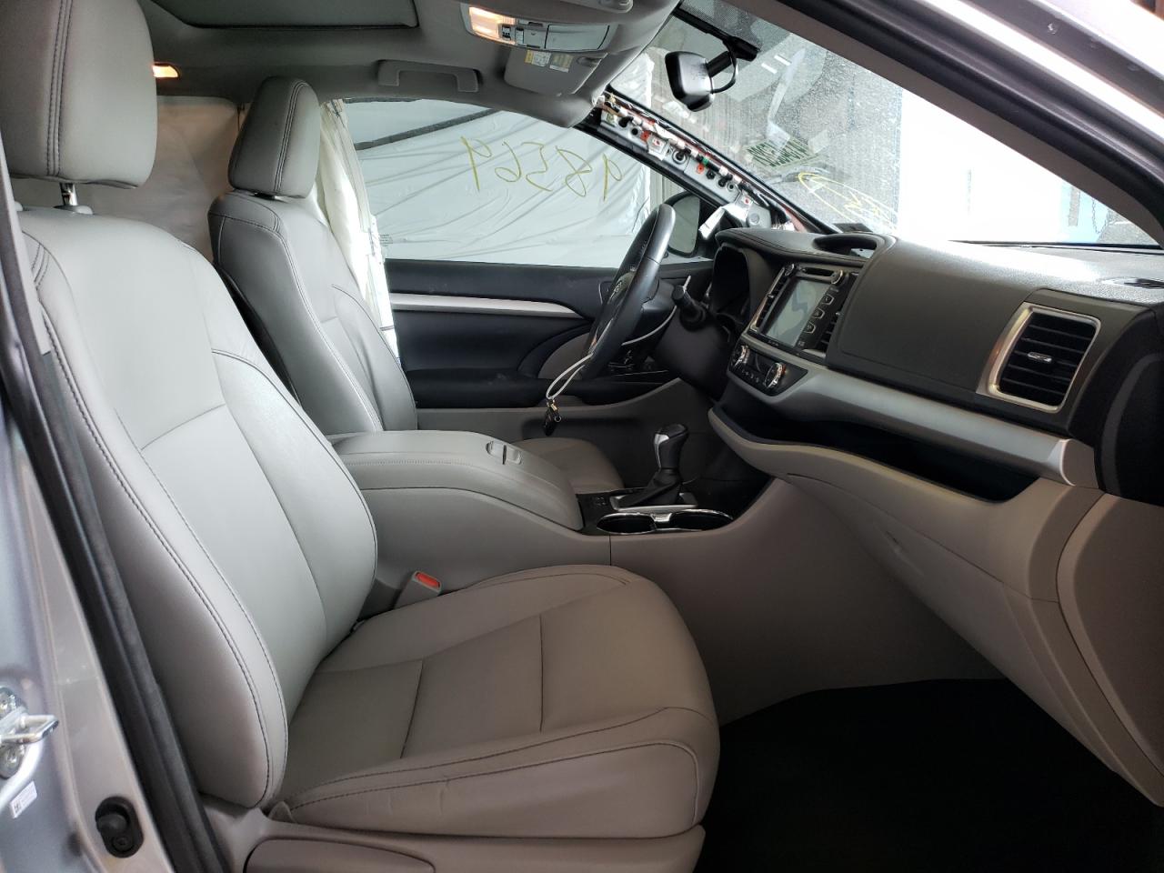 Photo 5 from auction – 2016 TOYOTA HIGHLANDER with VIN 5TDJKRFH7GS230917