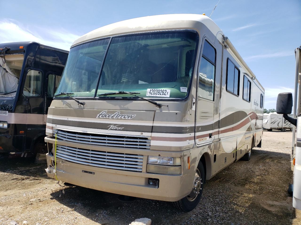 Photo 2 from auction – 2000 FLEETWOOD PACE ARROW with VIN 3FCNF53S7YJA10159