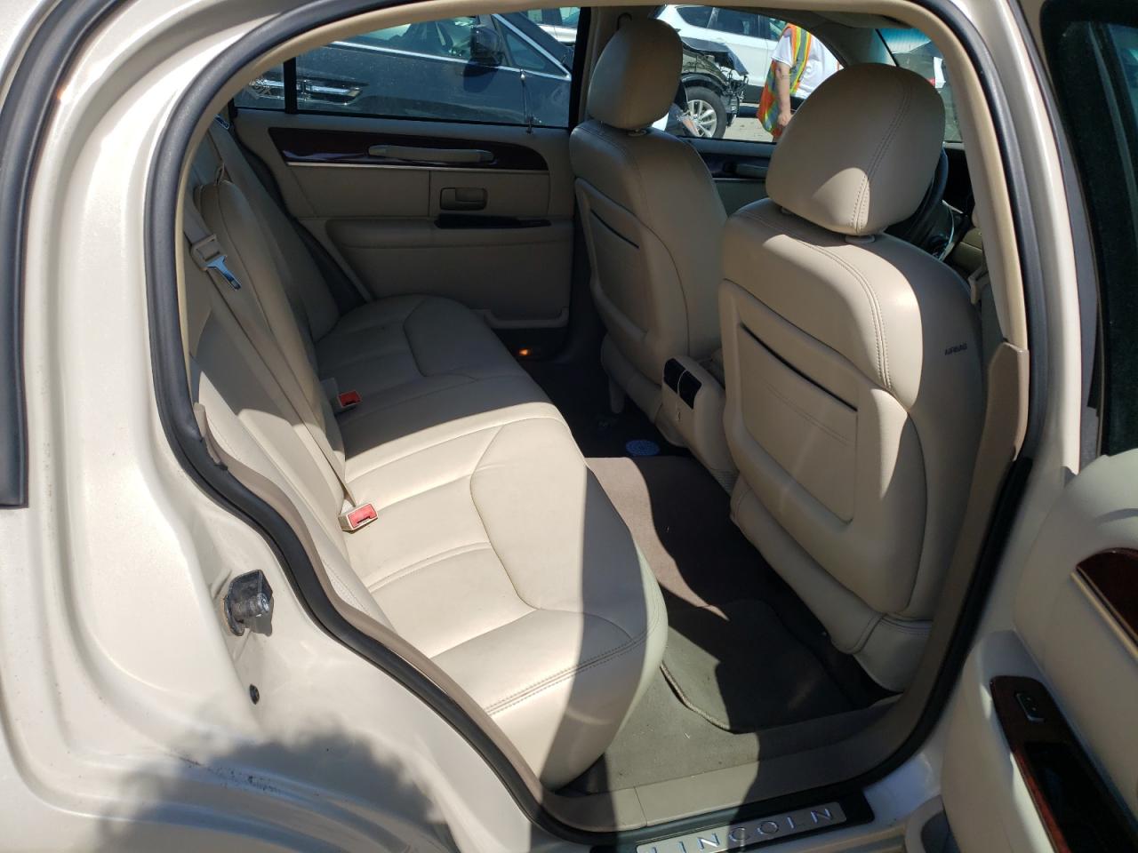 Photo 6 from auction – 2003 LINCOLN TOWN CAR C with VIN 1LNHM83W93Y628274