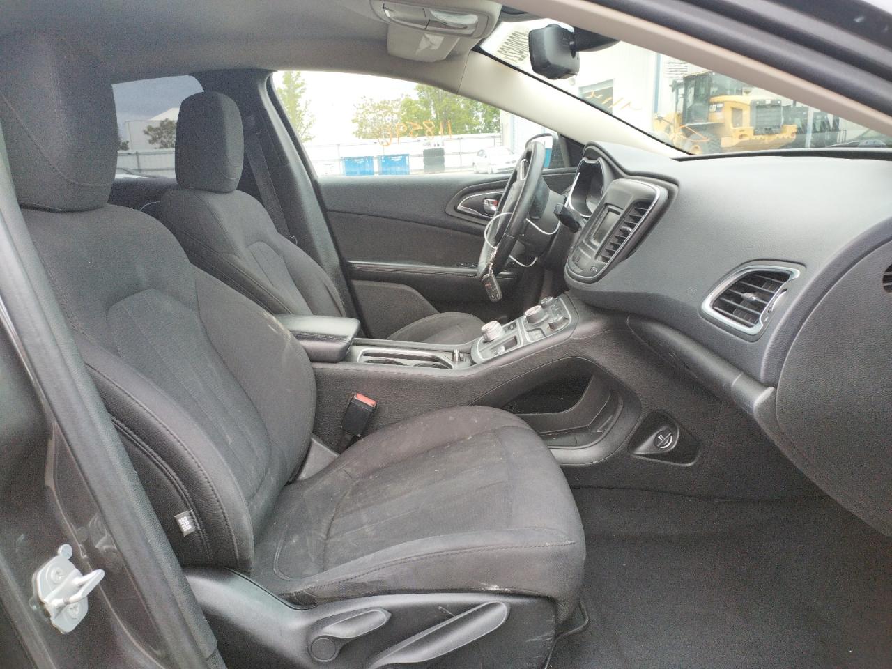 Photo 5 from auction – 2015 CHRYSLER 200 LIMITE with VIN 1C3CCCAB0FN617114