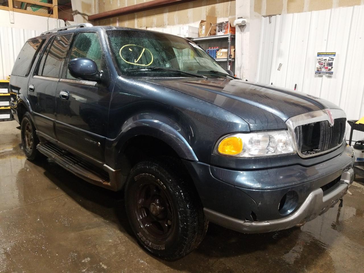 LINCOLN NAVIGATOR 2000 with VIN 5LMPU28A6YLJ12252 - Photo from auction