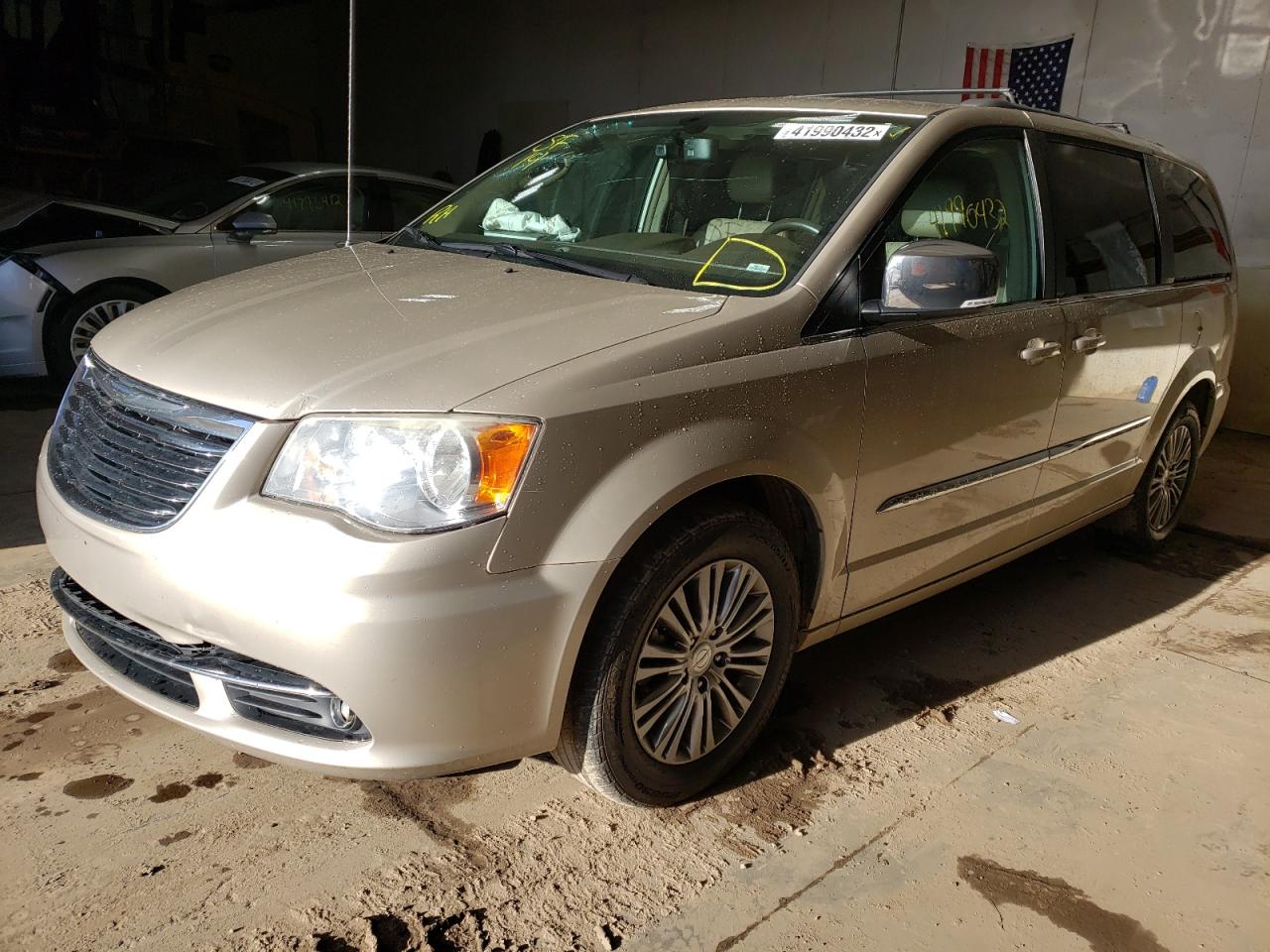 Photo 2 from auction – 2014 CHRYSLER TOWN & COU with VIN 2C4RC1CG8ER319916