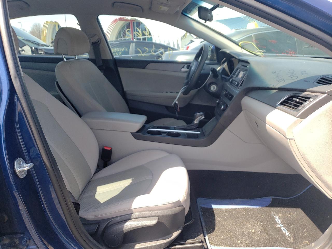 Photo 5 from auction – 2017 HYUNDAI SONATA SE with VIN 5NPE24AF2HH573572