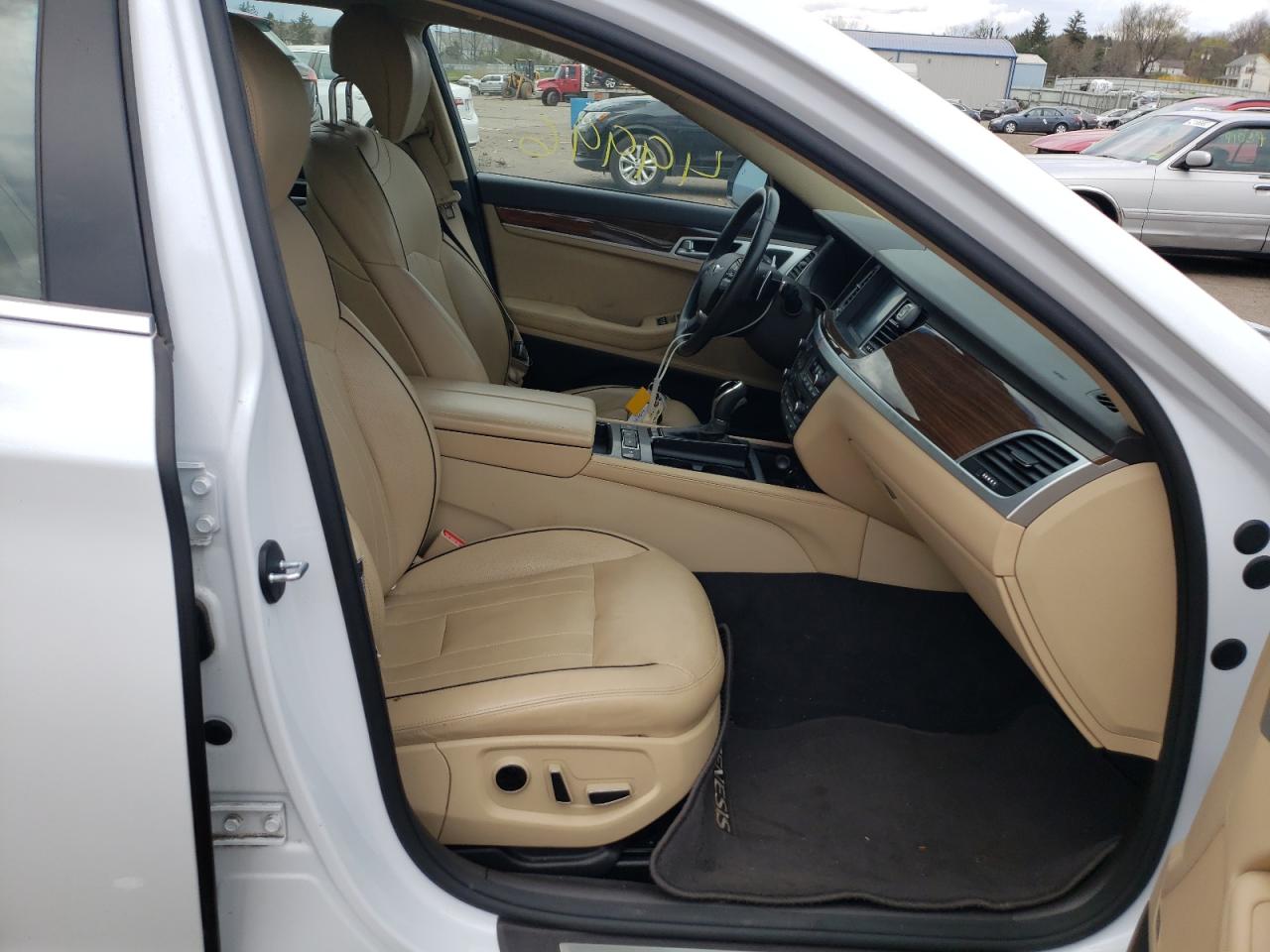 Photo 5 from auction – 2015 HYUNDAI GENESIS 3. with VIN KMHGN4JE2FU065043
