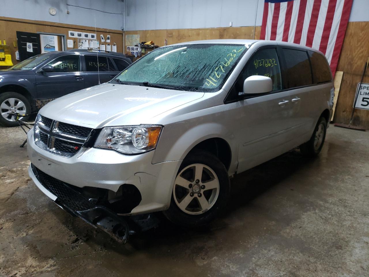 Photo 2 from auction – 2011 DODGE GRAND CARA with VIN 2D4RN3DG1BR673375