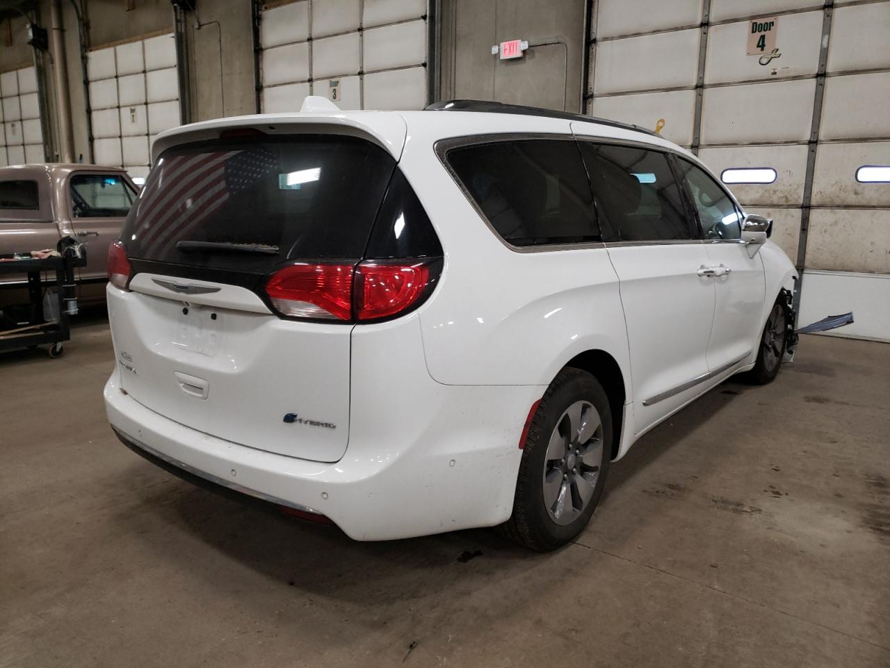 Photo 4 from auction – 2017 CHRYSLER PACIFICA L with VIN 2C4RC1J77HR500643