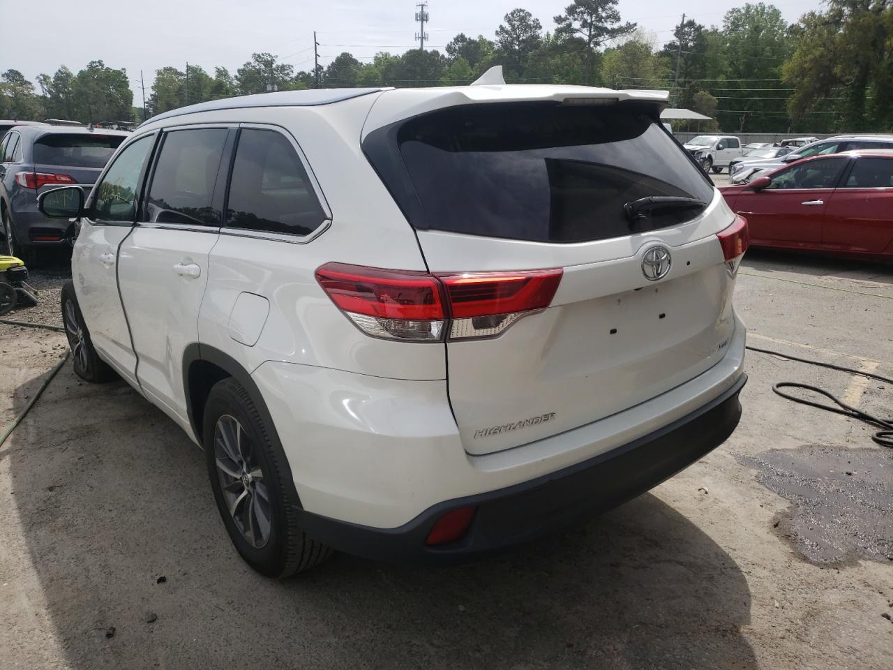 Photo 3 from auction – 2018 TOYOTA HIGHLANDER with VIN 5TDKZRFH4JS549019