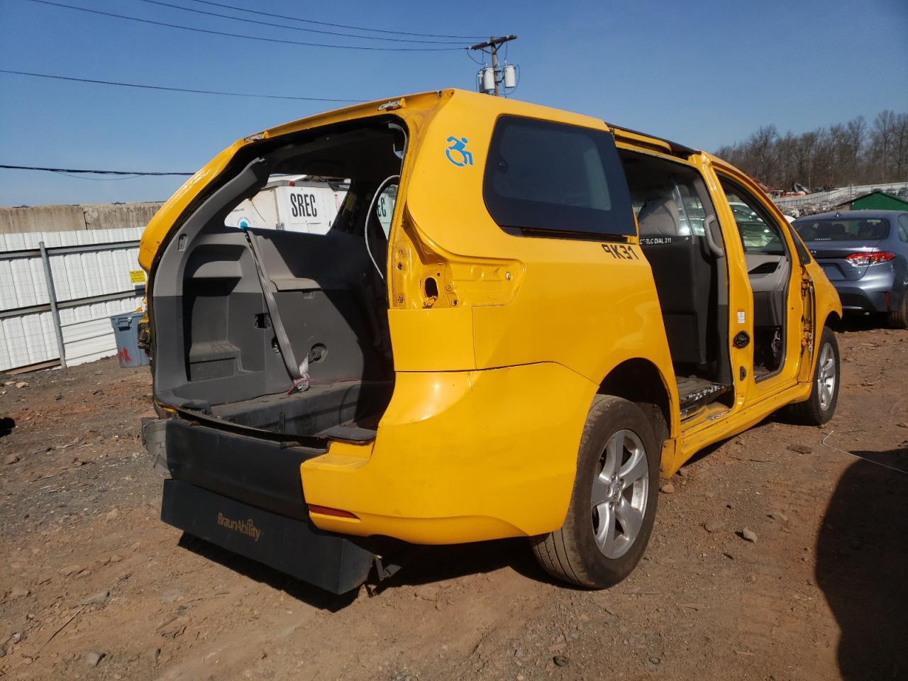 Photo 4 from auction – 2017 TOYOTA SIENNA with VIN 5TDZZ3DC4HS856722