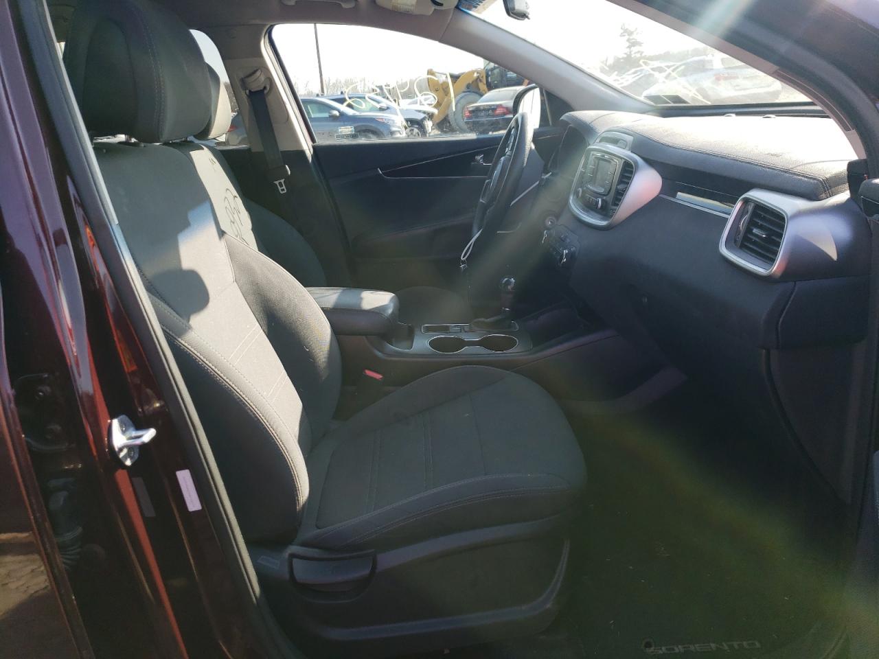 Photo 5 from auction – 2016 KIA SORENTO LX with VIN 5XYPGDA57GG178374