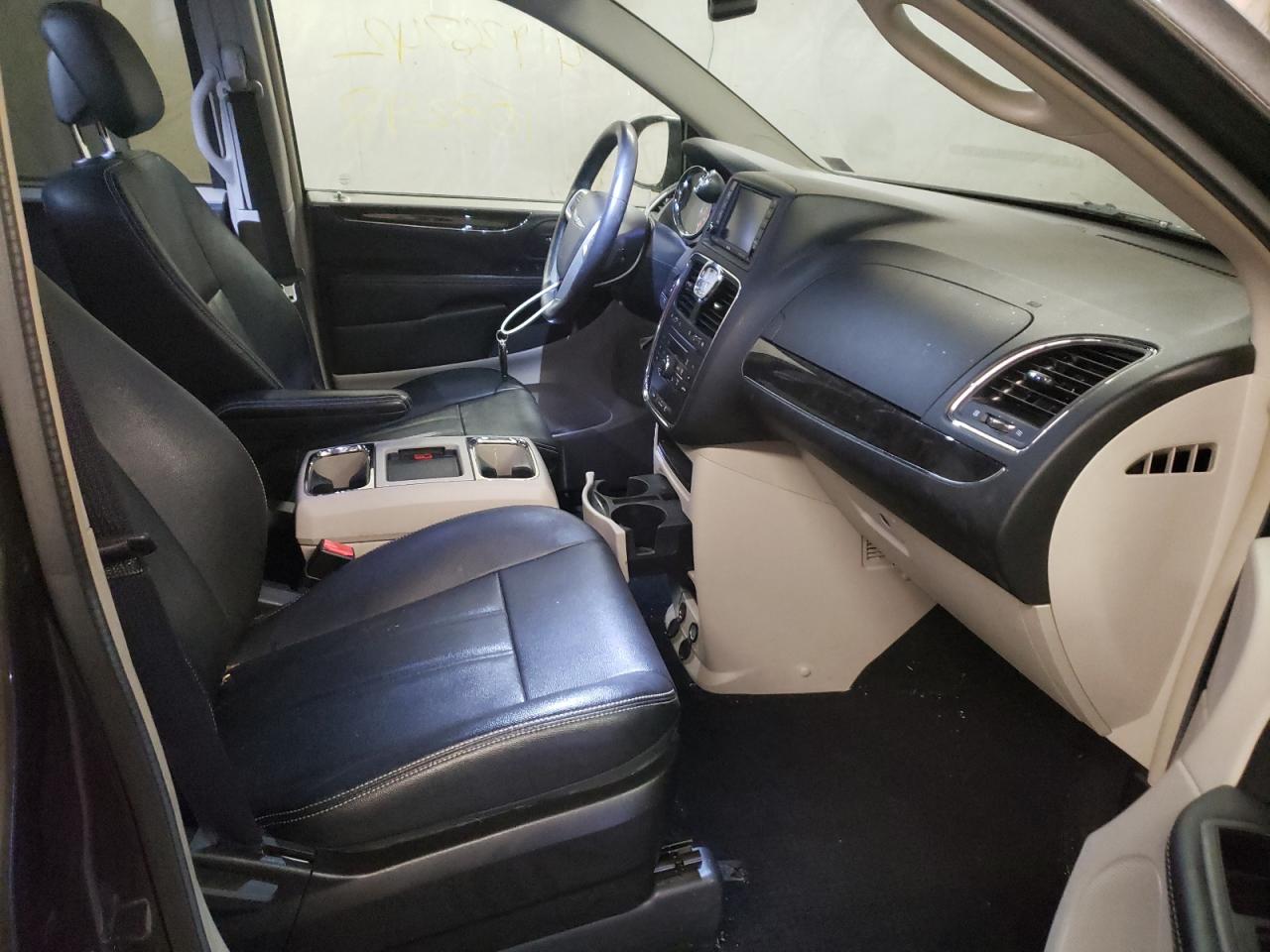 Photo 5 from auction – 2016 CHRYSLER TOWN & COU with VIN 2C4RC1BG8GR193738