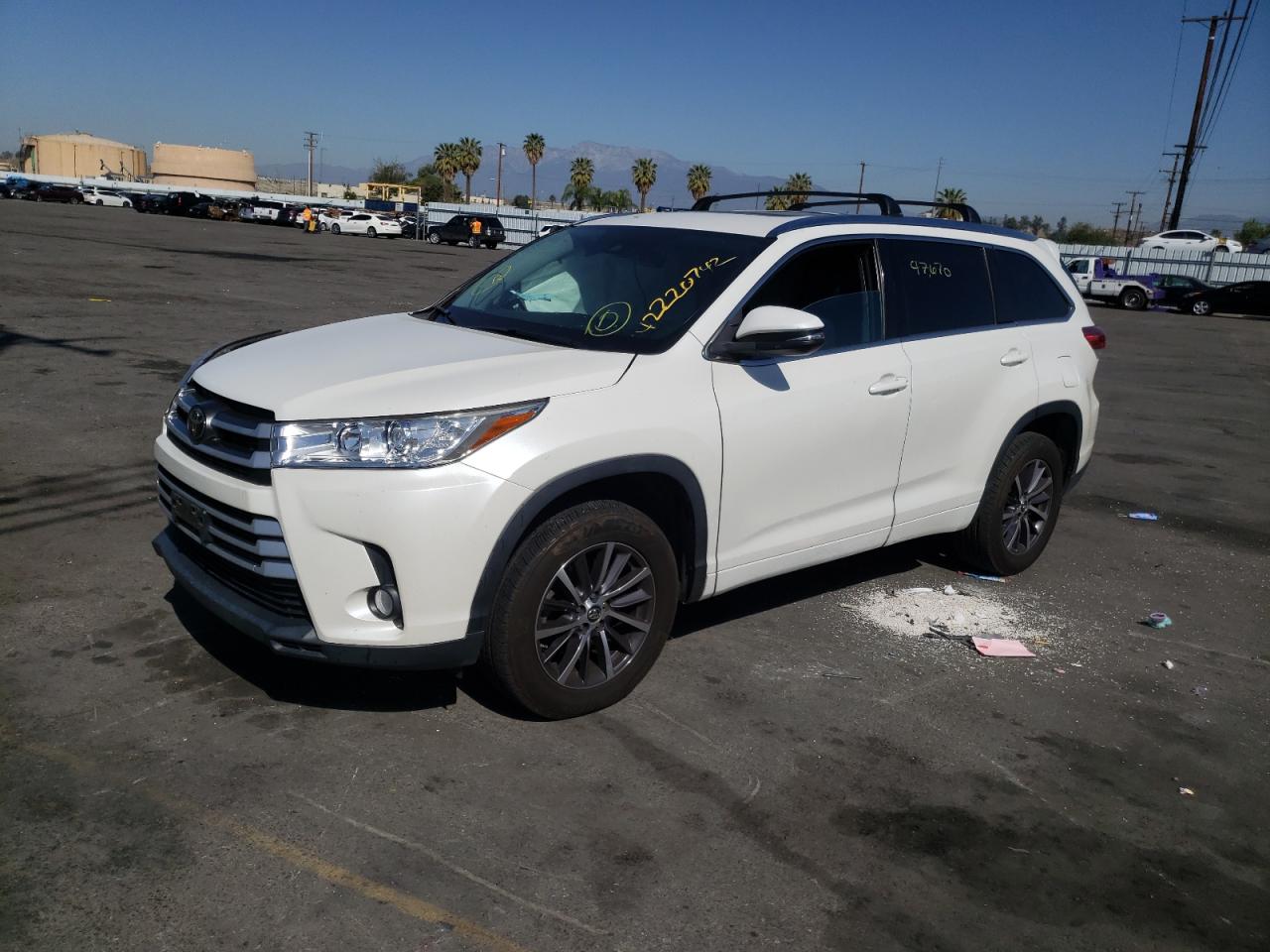 Photo 2 from auction – 2017 TOYOTA HIGHLANDER with VIN 5TDKZRFH6HS515769