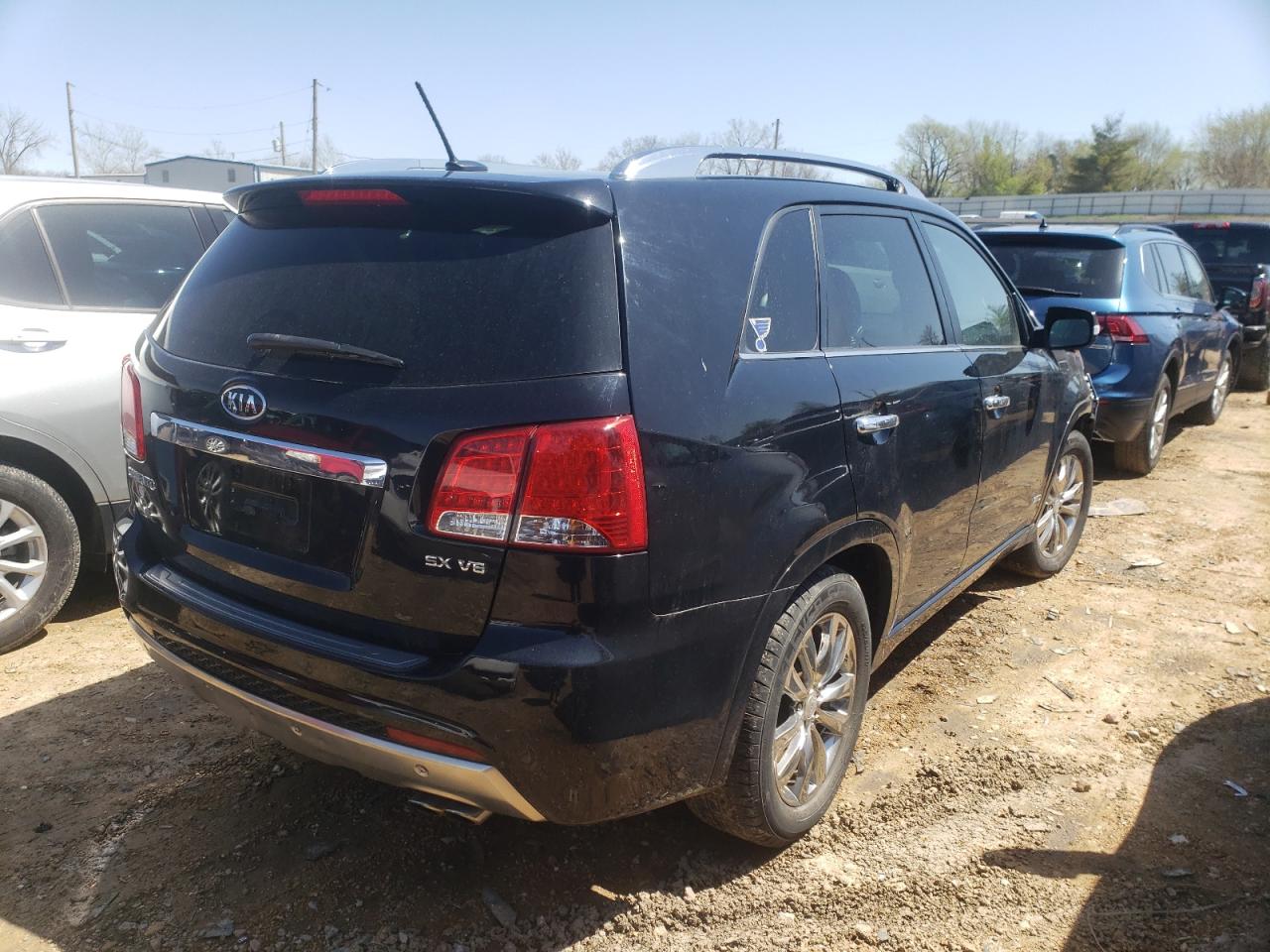 Photo 4 from auction – 2012 KIA SORENTO SX with VIN 5XYKWDA24CG228449