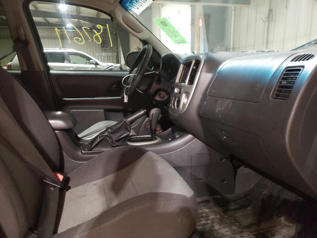 Photo 5 from auction – 2005 FORD ESCAPE XLS with VIN 1FMYU92Z25KD76195