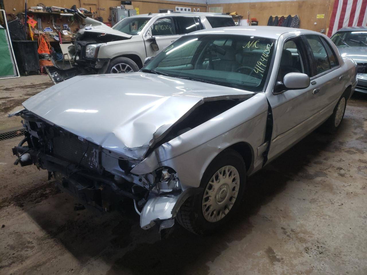Photo 2 from auction – 2003 MERCURY GRAND MARQ with VIN 2MEFM74W23X659353