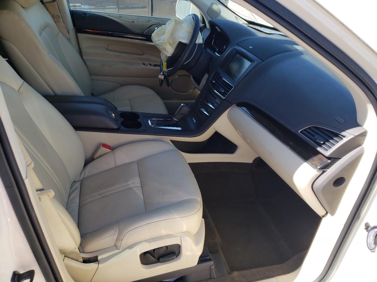 Photo 5 from auction – 2013 LINCOLN MKT with VIN 2LMHJ5AT2DBL55360