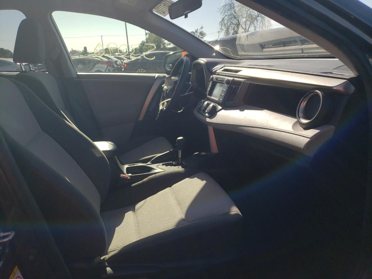 Photo 5 from auction – 2013 TOYOTA RAV4 LE with VIN JTMZFREV1DD013238