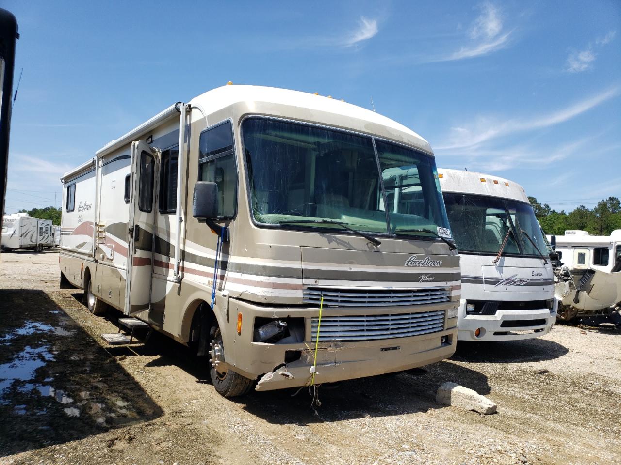 FLEETWOOD PACE ARROW 2000 with VIN 3FCNF53S7YJA10159 - Photo from auction