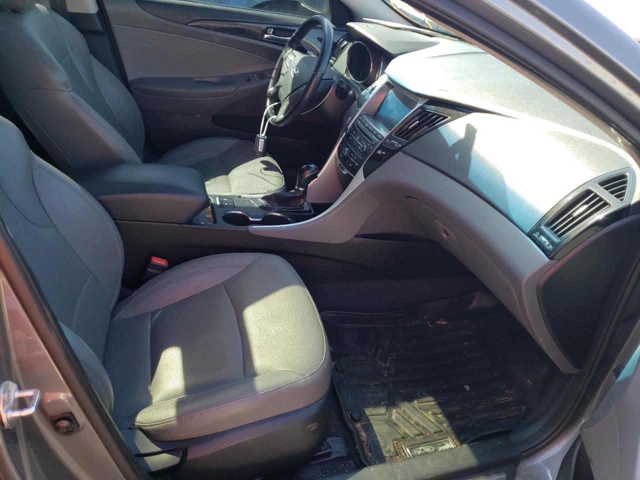 Photo 5 from auction – 2014 HYUNDAI SONATA SE with VIN 5NPEC4AC1EH893397