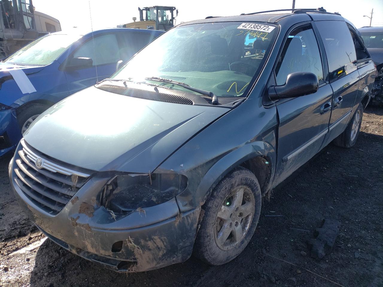 Photo 2 from auction – 2005 CHRYSLER TOWN & COU with VIN 2C8GP54L45R378197