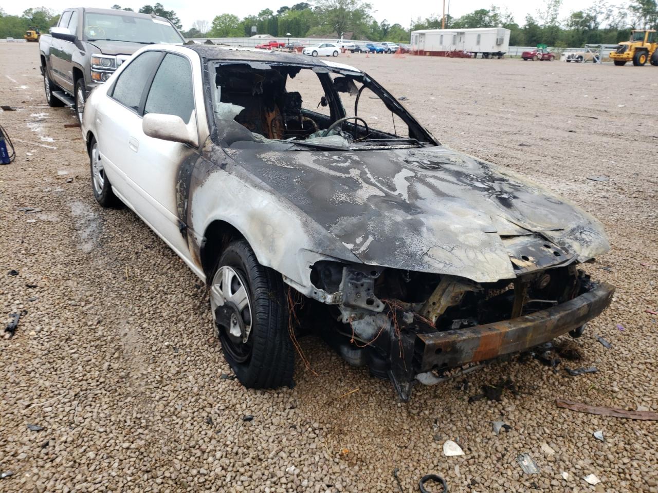 TOYOTA CAMRY CE 2000 with VIN 4T1BG22K3YU989619 - Photo from auction