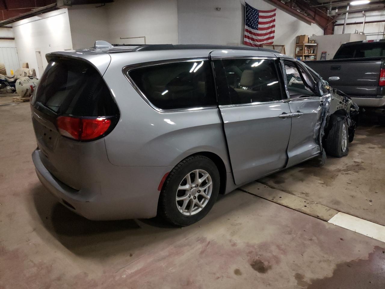 Photo 4 from auction – 2017 CHRYSLER PACIFICA T with VIN 2C4RC1DG3HR553383