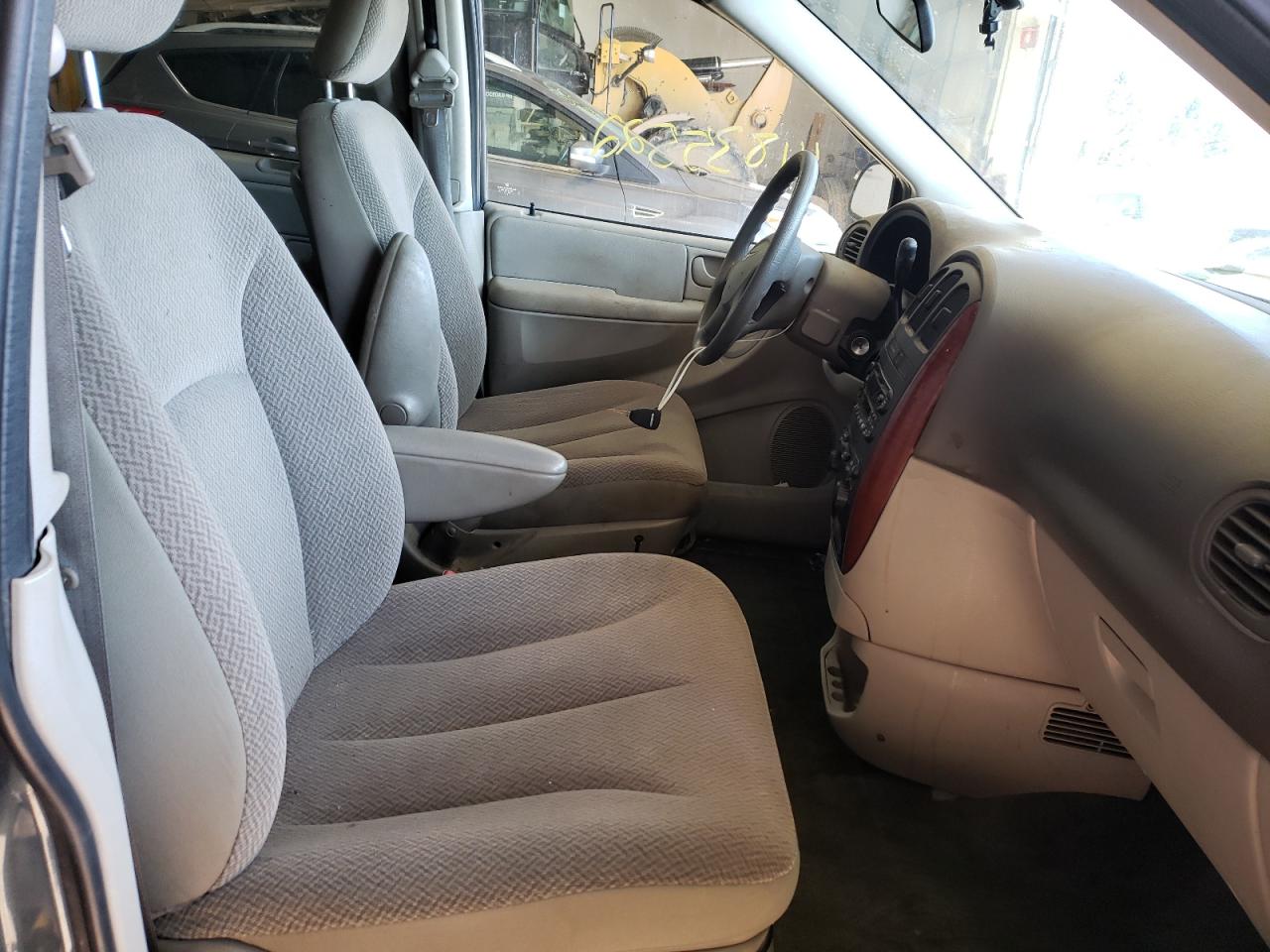 Photo 5 from auction – 2006 CHRYSLER TOWN & COU with VIN 1A4GP45R06B757948