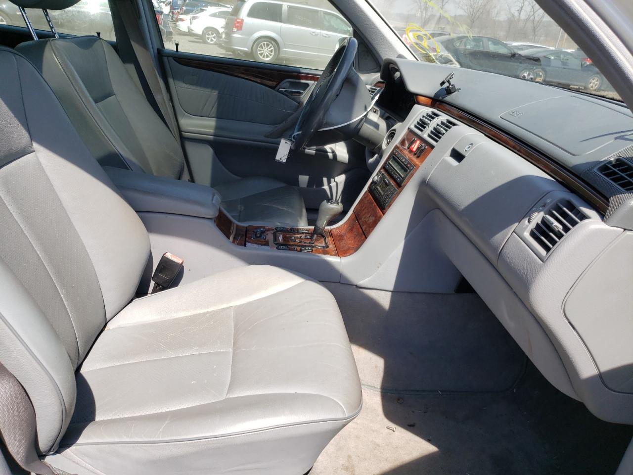 Photo 5 from auction – 2000 MERCEDES-BENZ E 320 4MAT with VIN WDBJF82G0YX028426